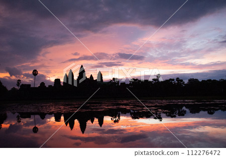 Angkor Wat with sunrise reflected on the water surface 112276472