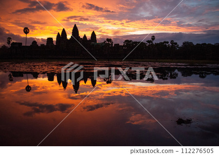 Angkor Wat with sunrise reflected on the water surface 112276505