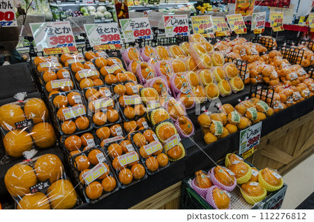 supermarket 112276812