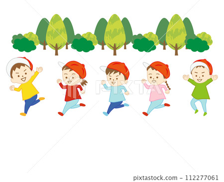 小男孩和女孩在公園裡跑步和玩耍 小男孩和女孩在公園裡跑步和玩耍 112277061