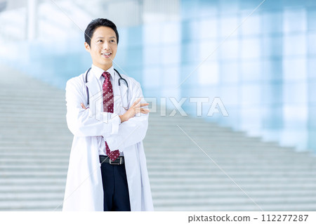 Male doctor wearing white coat 112277287