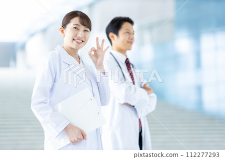 大學醫院的男性和女性醫生 112277293