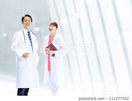 醫院裡的男醫生和女醫生 112277302