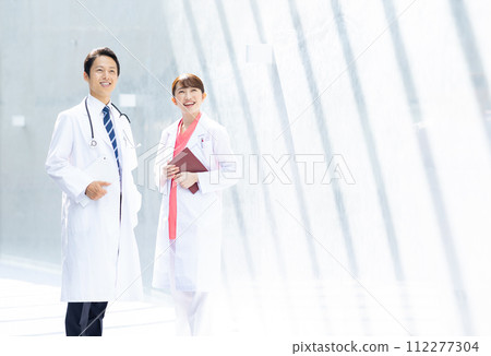 醫院裡的男醫生和女醫生 112277304