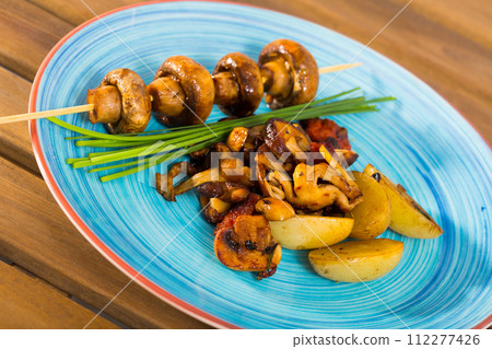 Assorted roasted mushrooms with potatoes 112277426