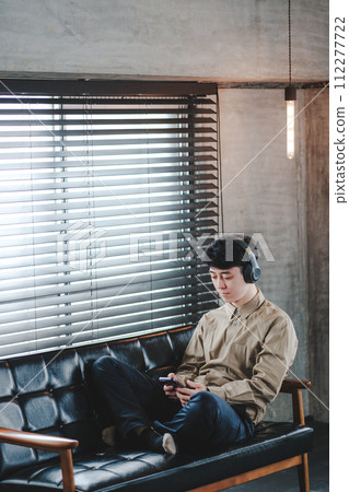 男士生活方式放鬆智慧型手機 112277722