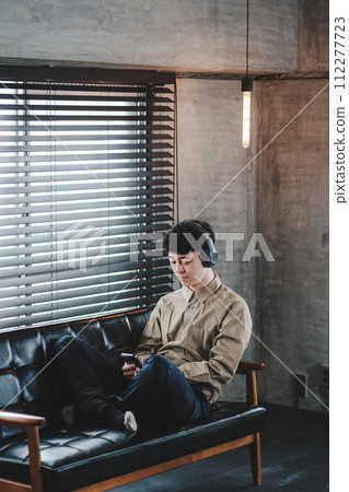 男士生活方式放鬆智慧型手機 112277723