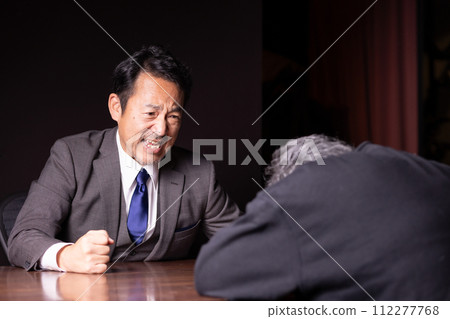 男的生氣了，大叫 112277768