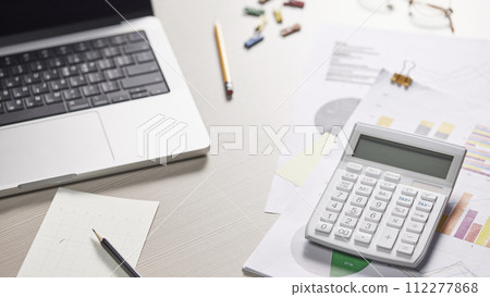 Desk with calculators for calculating, managing and analyzing economic profits and losses. 112277868