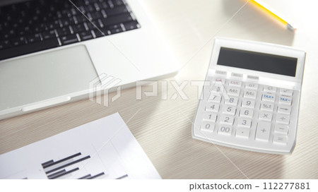 Desk with calculators for calculating, managing and analyzing economic profits and losses. 112277881