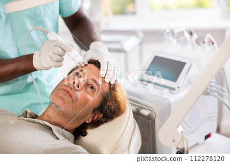 cosmetic doctor skillfully performed 112278120