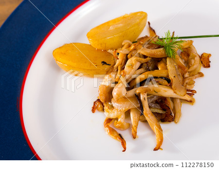 Cooked fried honey fungus mushrooms with baby-potatoes 112278150