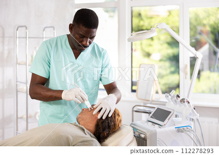 cosmetic doctor skillfully performed cosmetic doctor skillfully performed 112278293