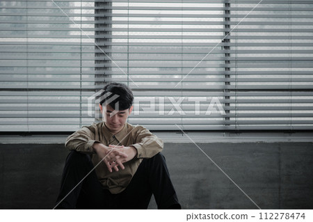 年輕人在黑暗的房間裡鬱悶 年輕人在黑暗的房間裡鬱悶 112278474