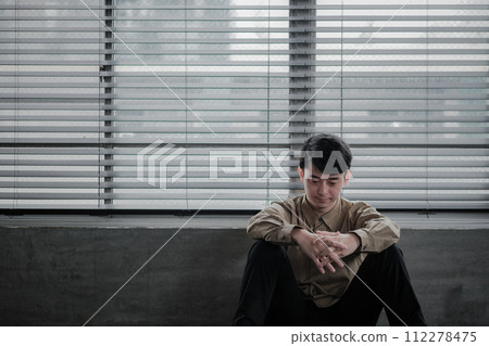 年輕人在黑暗的房間裡鬱悶 年輕人在黑暗的房間裡鬱悶 112278475