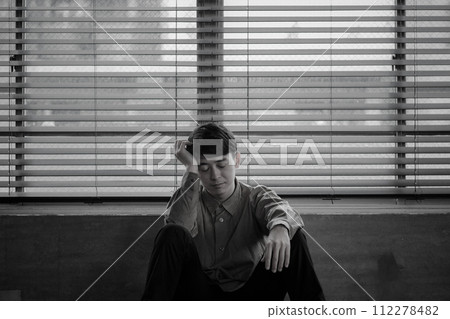 年輕人在黑暗的房間裡鬱悶 112278482