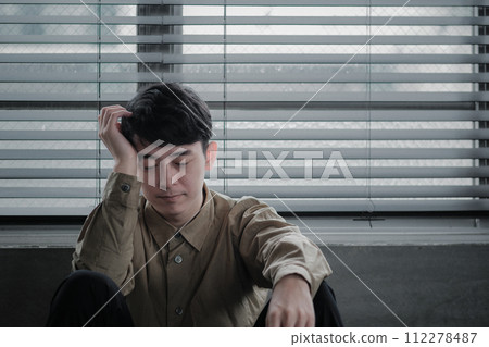 年輕人在黑暗的房間裡鬱悶 112278487