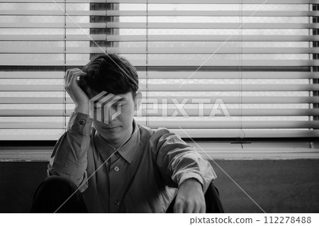 年輕人在黑暗的房間裡鬱悶 112278488