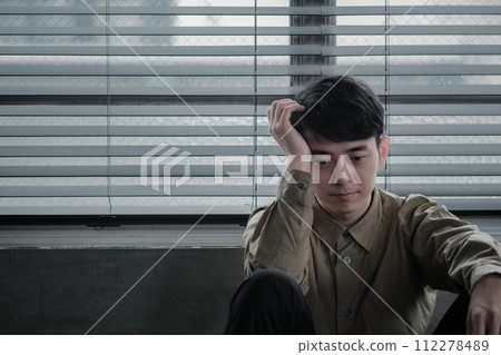 年輕人在黑暗的房間裡鬱悶 112278489