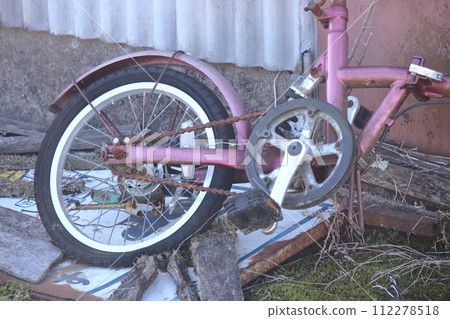 abandoned children's bicycle 112278518