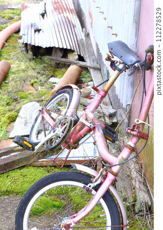 abandoned children's bicycle abandoned children's bicycle 112278529