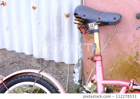 被遺棄的兒童自行車 被遺棄的兒童自行車 112278531