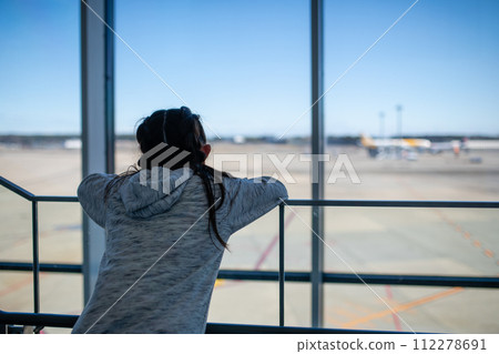 孩子在機場望著窗外 112278691