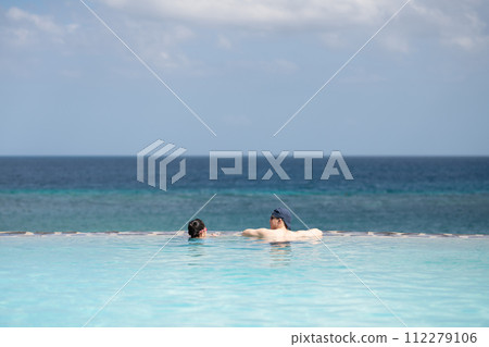 父親和女兒在泳池裡玩耍 父親和女兒在泳池裡玩耍 112279106