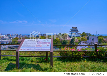 View of Odawara Castle in Odawara City, Kanagawa Prefecture in spring through the explanatory notes from the Hachimanyama Old Fort Higashimaguruwa ruins View of Odawara Castle in Odawara City, Kanagawa Prefecture in spring through the explanatory notes from the Hachimanyama Old Fort Higashimaguruwa ruins 112279217