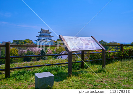 View of Odawara Castle in Odawara City, Kanagawa Prefecture in spring through the explanatory notes from the Hachimanyama Old Fort Higashimaguruwa ruins View of Odawara Castle in Odawara City, Kanagawa Prefecture in spring through the explanatory notes from the Hachimanyama Old Fort Higashimaguruwa ruins 112279218