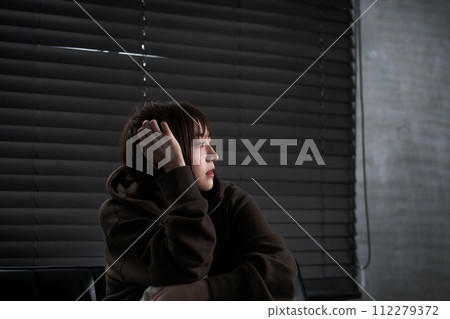 黑暗房間裡的沮喪女人 黑暗房間裡的沮喪女人 112279372