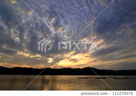 Setouchi scenery at dusk with oyster rafts floating 112279379