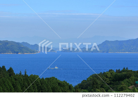 A boat moving slowly through the calm Seto sea A boat moving slowly through the calm Seto sea 112279402