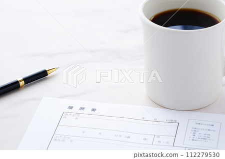 一邊喝咖啡一邊寫簡歷 一邊喝咖啡一邊寫簡歷 112279530