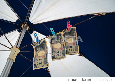 cash, beach umbrella, dry 112279708
