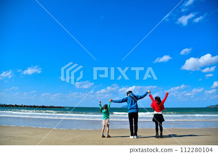 友善的父母和孩子在海灘上玩萬歲 112280104
