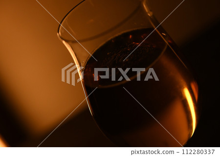 深夜一個人喝酒的圖片 深夜一個人喝酒的圖片 112280337