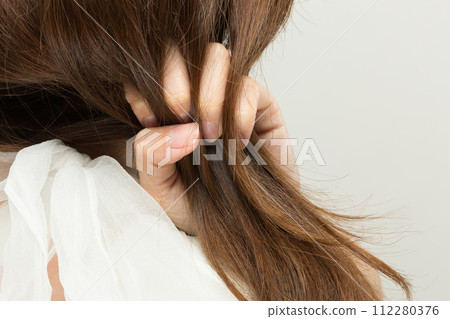 頭髮損傷:女性抓著頭髮。 頭髮損傷:女性抓著頭髮。 112280376