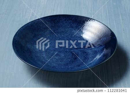 Blue plate 112281041