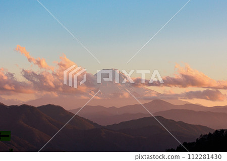 從柳澤峠看冬天黃昏的富士山 從柳澤峠看冬天黃昏的富士山 112281430