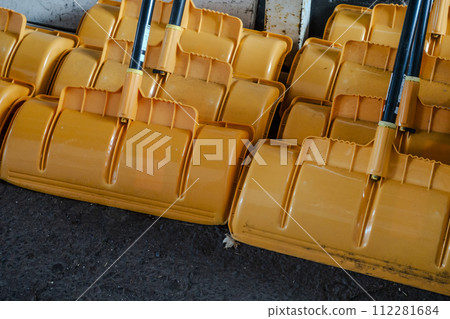 Snow shovel 112281684