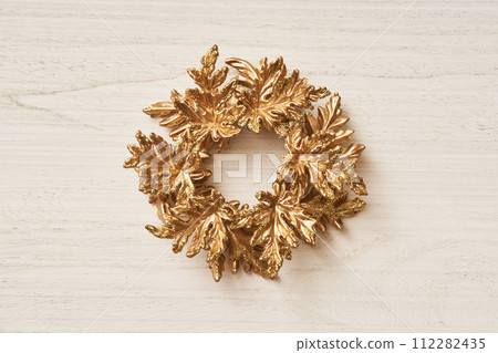 金色聖誕花圈放在白色古董板上 112282435
