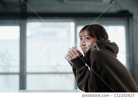 女人可愛的早晨咖啡放鬆 女人可愛的早晨咖啡放鬆 112282625