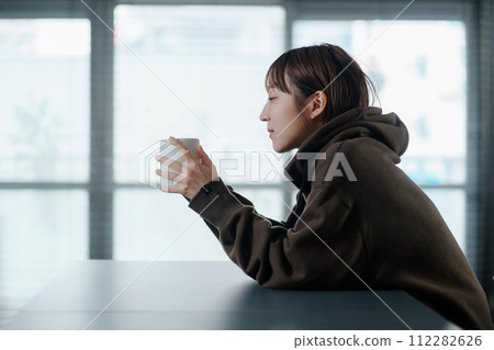 女人可愛的早晨咖啡放鬆 女人可愛的早晨咖啡放鬆 112282626