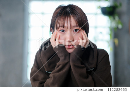 女人可愛的早晨咖啡放鬆 112282663