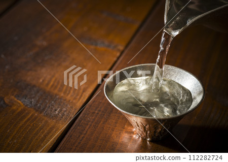 將冷清酒倒入錫酒杯中的影像，水平位置 2 112282724