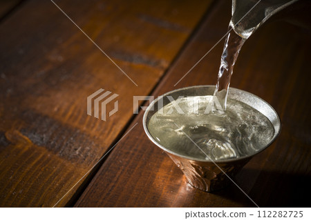 將冷清酒倒入錫酒杯中的影像，水平位置 3 112282725
