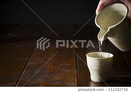 用於倒熱清酒的清酒杯影像,水平位置 4 用於倒熱清酒的清酒杯影像,水平位置 4 112282730