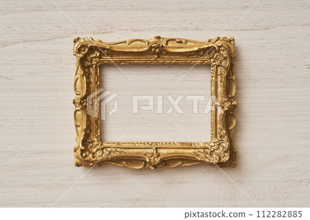 放置在白板上的古色古香的金色相框 112282885
