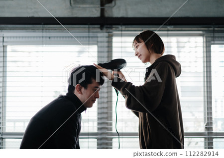 She gives her boyfriend a hair dryer She gives her boyfriend a hair dryer 112282914